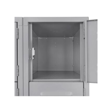Interior de un locker o casillero metálico gris mostrando el espacio de almacenamiento