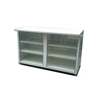 Mostrador metálico blanco con frente de vitrina para tienda